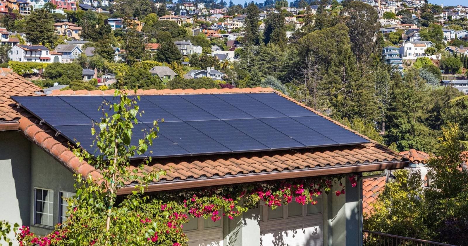 Maison moderne avec panneaux solaires photovoltaïques