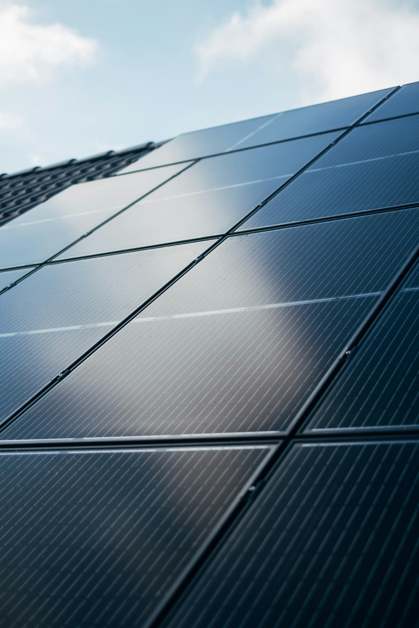 Panneaux solaires photovoltaïques installés sur une toiture ensoleillée, comme dans l'Hérault